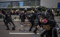Hồng Kông: Người biểu tình ném bom xăng, 29 người bị bắt