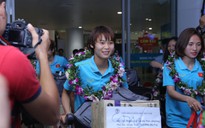 Clip: Các "cô gái vàng" vô địch bóng đá nữ Đông Nam Á rạng rỡ trở về