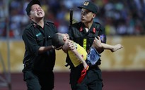 Xúc động hình ảnh cảnh sát cơ động nén đau cứu CĐV "nhí" ngất xỉu ở sân Thiên Trường