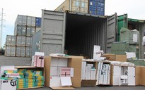 Phát hiện 1 container phụ kiện điện thoại di động nhập từ Trung Quốc ghi "xuất xứ Việt Nam"