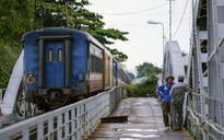 Cầu sắt Bình Lợi đón chuyến tàu cuối cùng trước ngày tháo dỡ