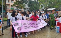 Giới trẻ Cần Thơ đội mưa cổ vũ Nguyễn Bá Vinh thi chung kết Đường lên đỉnh Olympia