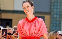 Edie Campbell tái xuất sau tai nạn ngã ngựa nghiêm trọng