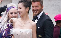 David Beckham "cưới" người mẫu Angela, "bà Beck" Victoria ngó lơ