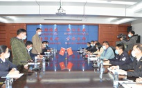 Đại biểu TP Móng Cái và Đông Hưng (Trung Quốc) đeo khẩu trang bàn chống virus corona