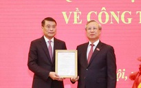 Ông Trần Quốc Vượng trao quyết định của Bộ Chính trị cho Thống đốc Lê Minh Hưng