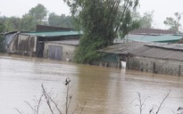 Sang nhà hàng xóm tránh lũ, một học sinh lớp 3 ngã tử vong