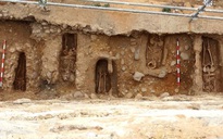 Bí ẩn kép về 11 hài cốt giấu dưới tường làng 800 năm