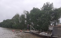 Sà lan gỗ chìm trên sông Soài Rạp, 2 người gặp nạn