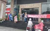 Đà Nẵng: Dân đội mưa căng băng rôn, đòi chủ đầu tư trả lại lối đi cho chung cư cao cấp