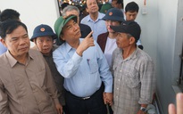 Thủ tướng Chính phủ thị sát, thăm hỏi người dân vùng bão lũ Quảng Ngãi