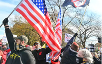 Người biểu tình ủng hộ và phản đối Tổng thống Donald Trump đối đầu gần Nhà Trắng