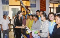 Thực hiện lời hứa, Trịnh Kim Chi mang 2,36 tỉ đồng đến bà con vùng lũ