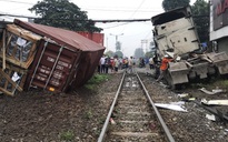 Bình Dương: Tàu hỏa tông container đứt đôi, tài xế bị thương nặng