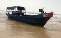 Bí ẩn 2 chiếc tàu “ma” in chữ Trung Quốc dạt vào bờ biển miền Trung