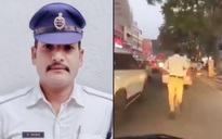 Ấn Độ: "Tan chảy" trước anh cảnh sát chạy bộ 2 km mở đường cho xe cấp cứu