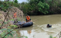 Lật thuyền giữa sông Ba, 1 thanh niên chết đuối