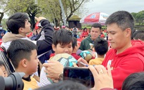 Công Vinh gặp bạn cũ Lê Văn Trương trong ngày truyền cảm hứng bóng đá ở Huế