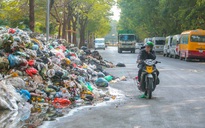 CLIP: Rác thải lại chất đống, bốc mùi trên nhiều tuyến phố Hà Nội