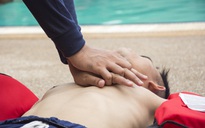 TP HCM: Một bé trai đuối nước ở hồ bơi, được vớt lên trong tình trạng tím tái