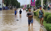 Ngập lụt bao vây thành phố du lịch biển
