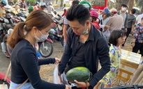 Bất ngờ hành động của người đến nhận dưa hấu miễn phí ở TP HCM