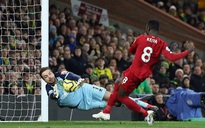 "Hung thần" trở lại, Liverpool thăng hoa tại Carrow Road