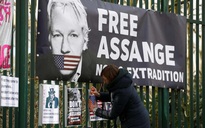 Luật sư tố việc ông chủ WikiLeaks bị còng tay và bắt khoả thân