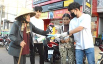 Cảm động hình ảnh tiền vệ Trần Minh Vương ra đường phát khẩu trang miễn phí ở Pleiku