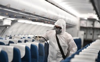 CLIP: Cận cảnh khử trùng máy bay trong dịch virus corona