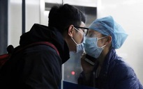 Giữa đại dịch virus corona, nữ y tá hôn bạn trai qua tấm kính cách ly