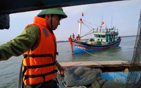 Cứu hộ tàu cá mắc cạn ở cửa biển Thuận An