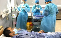Một bệnh nhân người nước ngoài 69 tuổi mắc Covid-19 phải thở máy