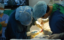 Bác sĩ đến khu cách ly cắt chỉ, rửa vết thương cho cô gái phẫu thuật về từ Hàn Quốc