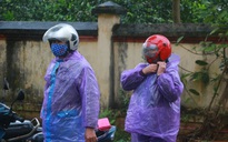 CLIP: Ngày đầu hết cách ly, người dân xã Sơn Lôi đội mưa xin "giấy thông hành" để đi làm việc