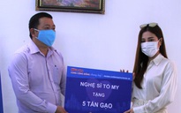 Ca sĩ Tố My và gia đình tặng 5 tấn gạo cho "ATM thực phẩm miễn phí" của Báo Người Lao Động