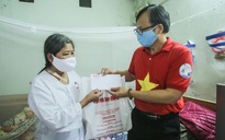 Trao tặng quà của bạn đọc Báo Người Lao Động cho bệnh nhân xóm chạy thận tại Hà Nội