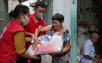 "Đi từng ngõ, gõ từng nhà" tặng quà người khó khăn trong dịch Covid-19