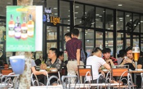 Quán bia tấp nập trở lại, khách "quên" Nghị định 100?