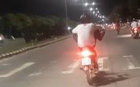 Xử phạt nam thanh niên lái xe máy bằng 2 chân trên đường phố Đà Nẵng