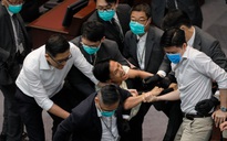 Hồng Kông: Các nghị sĩ ẩu đả như ngoài chợ
