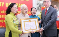 Bí thư Nguyễn Thiện Nhân trao huy hiệu 85 năm tuổi Đảng cho bà Ngô Thị Huệ
