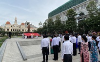 Lãnh đạo TP HCM chào cờ kỷ niệm 130 năm Ngày sinh Chủ tịch Hồ Chí Minh