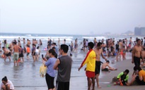 Dòng người tấp nập tắm biển Đà Nẵng dịp Lễ 30-4, 1-5