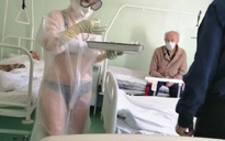 Nữ y tá Nga mặc bikini bên trong đồ bảo hộ
