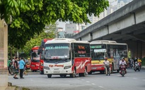 Xe khách "vô tư" tạt đầu, chạy "rùa bò" đón khách dọc đường