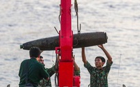 CLIP: Cận cảnh trục vớt quả bom 280 kg ở cầu Long Biên