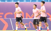 Cầu thủ Hà Nội vây quanh Quang Hải, HLV Chu Đình Nghiêm bảo vệ học trò tới cùng