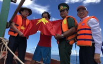 Trao cờ Tổ quốc cho ngư dân giữa trùng khơi ở Phú Quốc