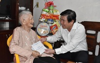 Chủ tịch UBND TP HCM Nguyễn Thành Phong thăm gia đình chính sách
